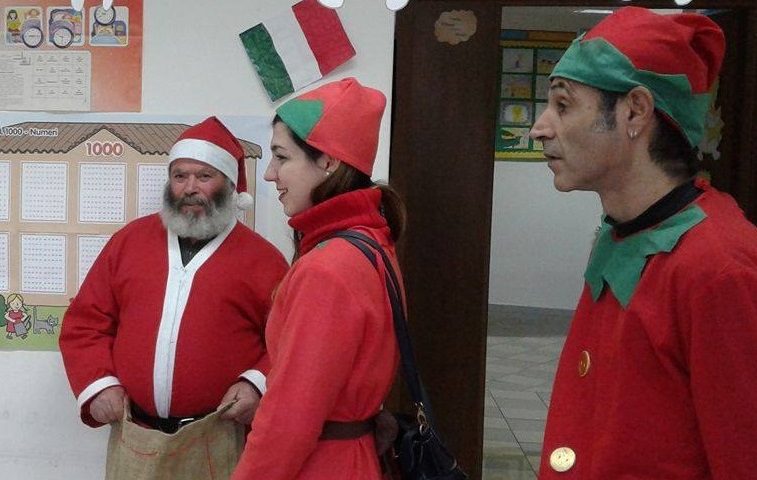 Babbo Natale e gli elfi portano in dono tanti libri agli scolari di Loceri
