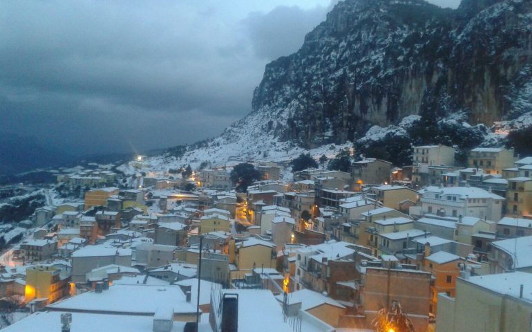 Le foto dei lettori. Ulassai innevata in uno scatto di Elisa Caredda