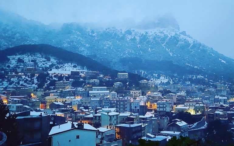 Le foto dei lettori. Urzulei sotto la neve in uno scatto di Bobo Murino