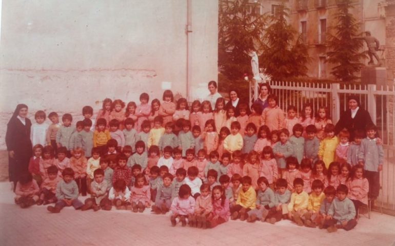 Come eravamo. Anno scolastico 1976-77: tanti piccoli scolari di Baunei in posa