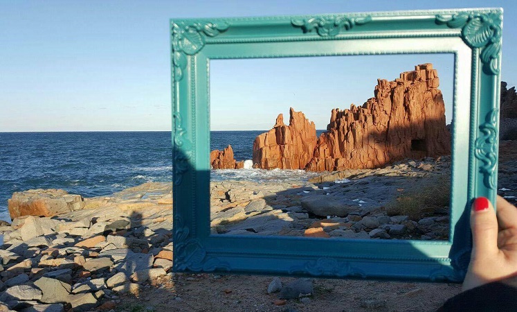 Le foto dei lettori. Le Rocce Rosse “incorniciate” in uno scatto di Francesca Lai, Tortolì