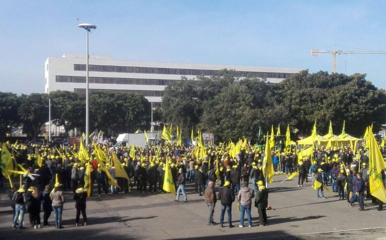 La marcia dei trattori scuote la città di Cagliari. Tra i manifestanti anche allevatori e sindaci ogliastrini