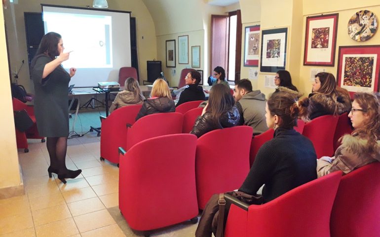 Comunicare durante il colloquio di lavoro. Ragazzi entusiasti del seminario informativo a Tortolì