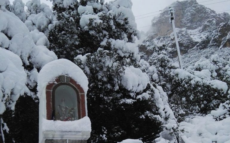 Le foto dei lettori. La Madonnina e il monte Gruttas innevati a Urzulei