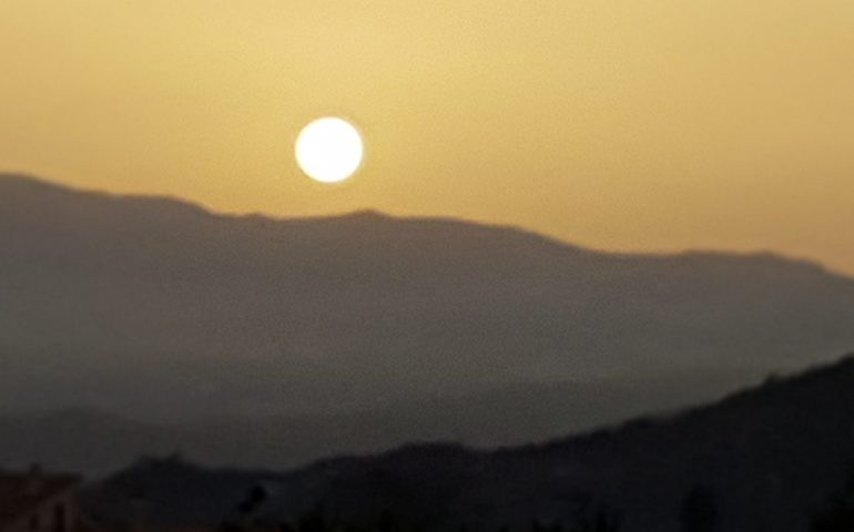 Le foto dei lettori. Un tramonto ogliastrino nello scatto di Alessandra Depau