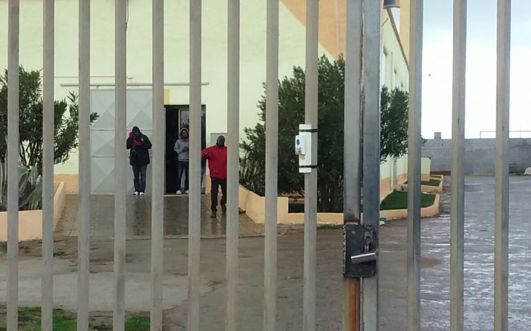 Lucchetto al cancello del Cas di Sassari: a donne e minori richiedenti asilo vietato parlare con le attiviste dei diritti umani