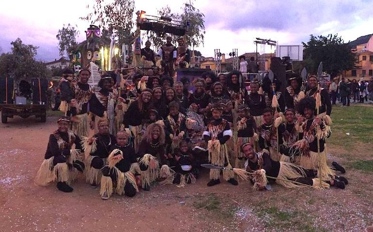 Carnevale in Ogliastra: gli Zulu di Tortolì-Arbatax sorridenti e felici dopo la prima sfilata