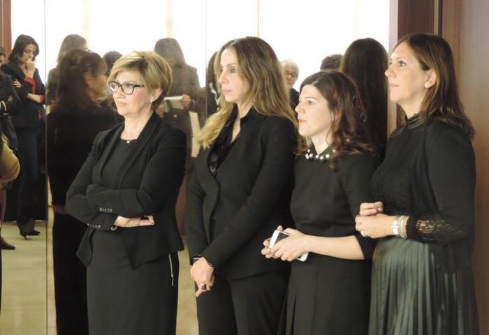 Le quattro donne del Consiglio regionale sardo vestite a lutto in ricordo di Federica e delle altre vittime di femminicidio
