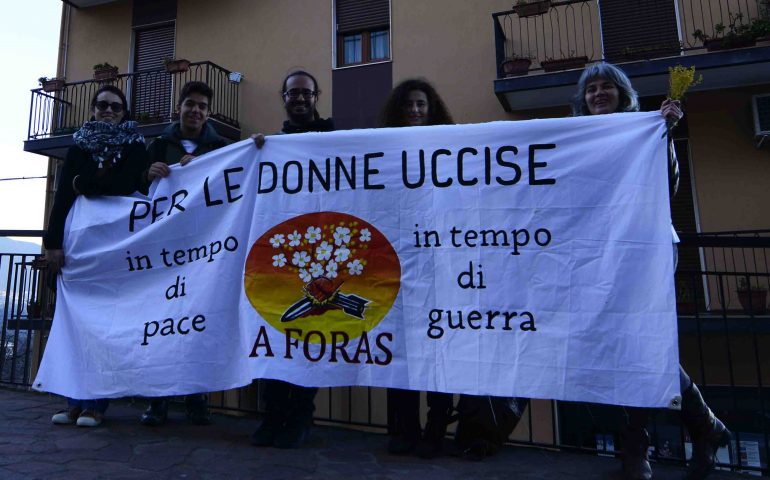 Le foto dei lettori. A Lanusei lo striscione dedicato alle donne uccise in tempo di pace e in tempo di guerra