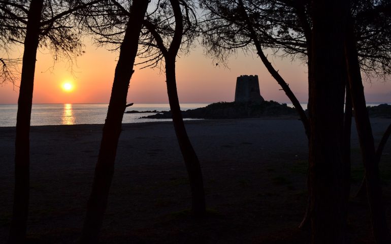 Le foto dei lettori. Lo spettacolo della Torre di Bari Sardo all’alba