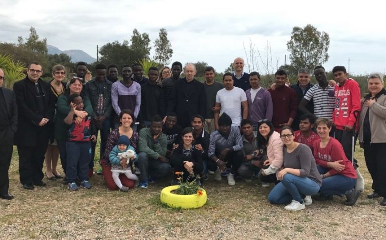 La fotonotizia. Visita del vescovo al centro di accoglienza dei minori migranti