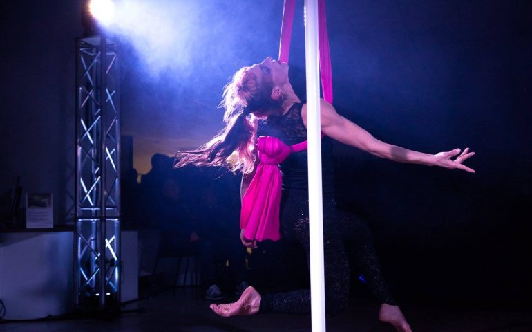 La trapezista cagliaritana Carlotta Zamuner racconta la sua vita sospesa a mezz’aria