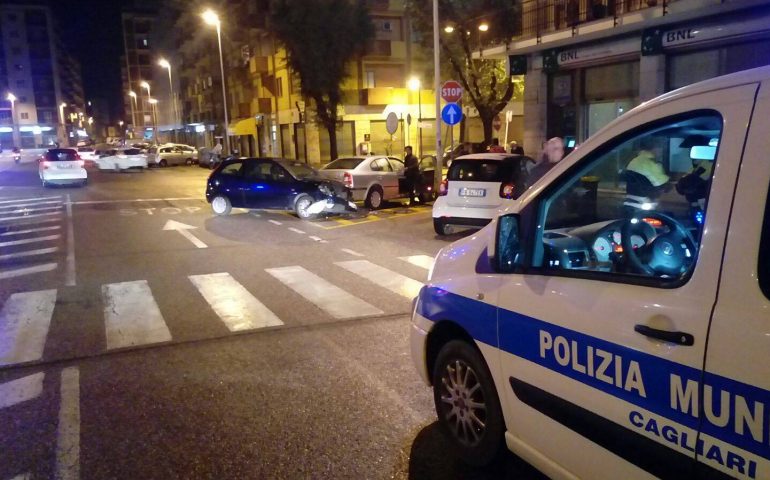 Si schianta contro le auto in sosta: nottataccia per un giovane tortoliese a Cagliari