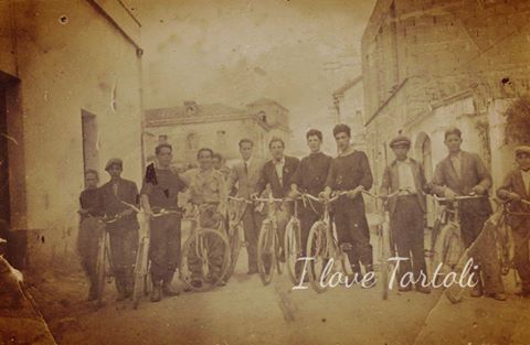 Tortoliesi in bici negli anni 50 ( foto G.Puncioni)