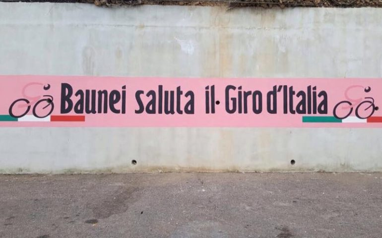 La fotonotizia. Un murales a Baunei dedicato alla corsa rosa: “Quando è il cuore che muove i pennelli”