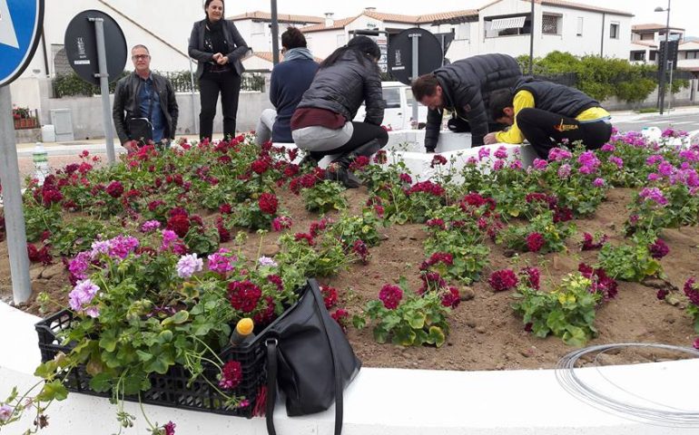 Tortolì continua a farsi bella: i gruppi Infioratrici Città di Tortolì e Sei di Tortolì-Arbatax se…all’opera per abbellire le rotonde del paese