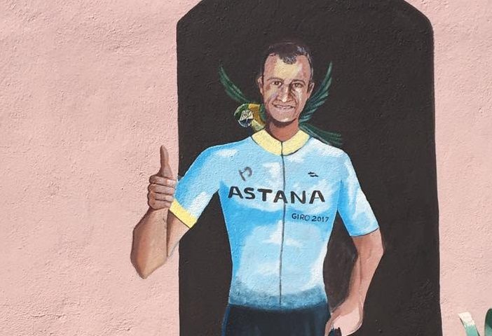 Tortolì, un murales in memoria del ciclista Michele Scarponi. Mascia: “Ora pedala tra le nuvole”