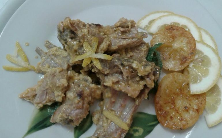 Agnello con uovo e limone: prelibatezza per il pranzo di Pasqua (ricetta)