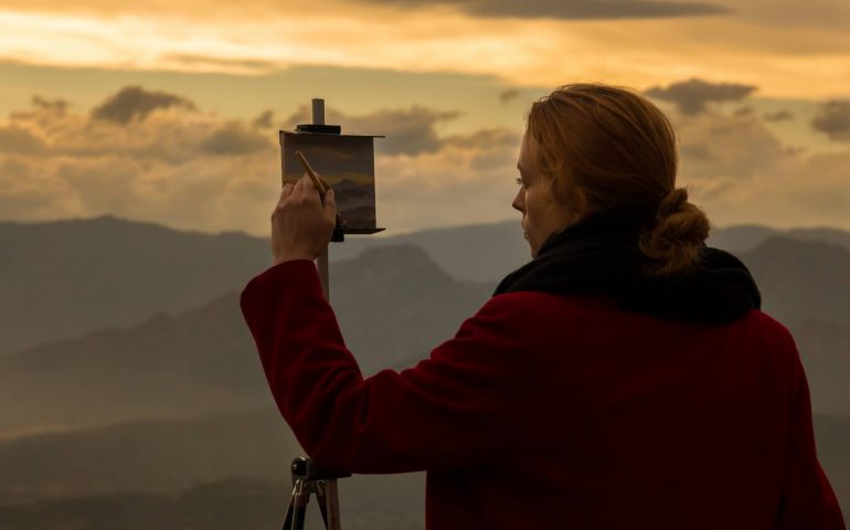 Le foto dei lettori. Un’artista all’opera al tramonto sulla strada per Baunei