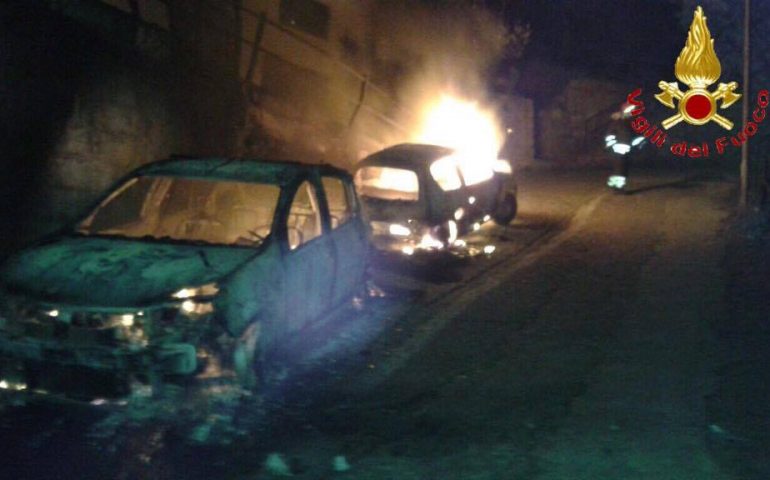 Jerzu, due auto in fiamme nella notte. Si indaga sulle cause