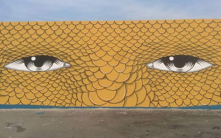 Il nuovo lavoro del muralista sardo Andrea Casciu: a Civitanova Marche ecco “l’uomo pesce”