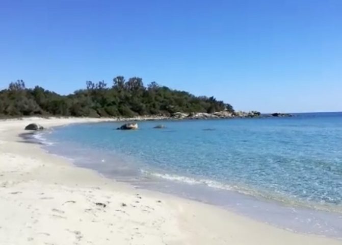 Il video. Spiaggia deserta e cielo azzurro. Mattinata di relax a Foxilioni, Tortolì