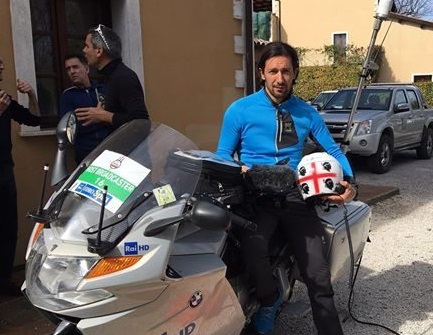 I 4 Mori sul casco al Giro d’Italia: Francesco Simula, il cameraman Rai che esibisce ogni giorno in diretta la sua sardità