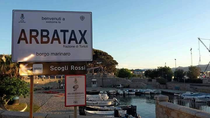 La fotonotizia. Arbatax anche nella cartellonistica diventa “Borgo Marinaro”