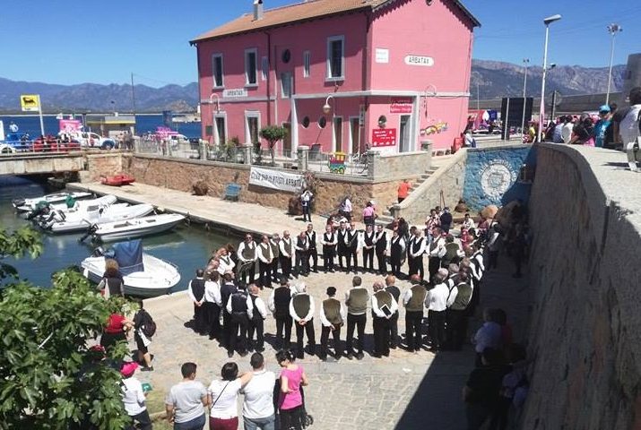 Le foto dei lettori. Il coro maschile ogliastrino incanta il Giro