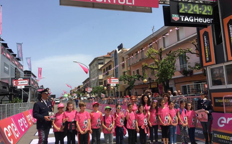 Le foto dei lettori. La premiazione degli alunni della 4A del Villaggio a Biciscuola