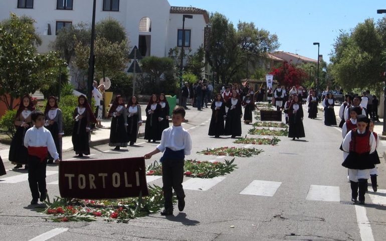 La fotonotizia. Il simulacro di San Giorgio per le vie di Porto Frailis. Oggi ultimo giorno di festa