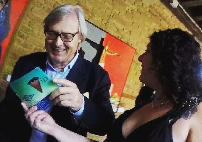 Sgarbi festeggia i suoi 65 anni con la Pro Biennale. Tra gli artisti invitati, la scultrice ogliastrina Rosa Todde