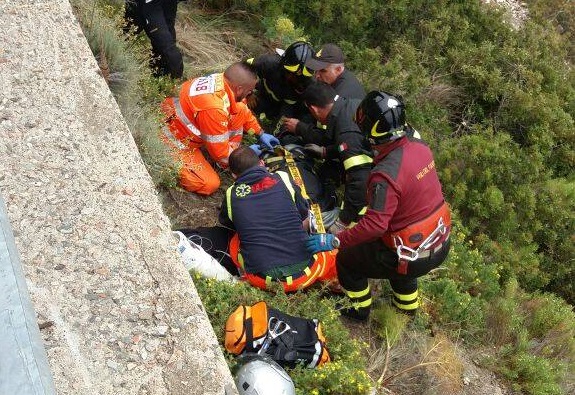 Motociclista cade in un dirupo nella strada per Baunei