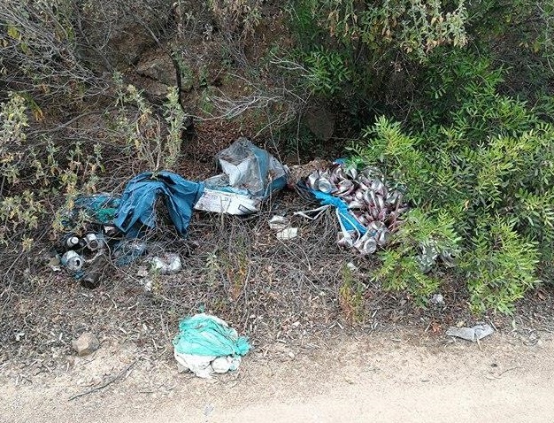 La diga di Santa Lucia sommersa dai rifiuti. Cartoline di degrado dall’Ogliastra