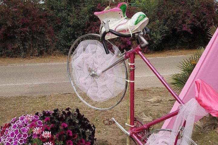 Rubata nella notte la bici che faceva parte dell’installazione di Mister Chef in omaggio al Giro d’Italia