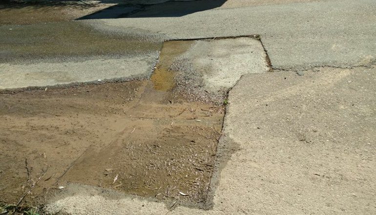 Tortolì, la perdita d’acqua in via Angius esaspera i residenti