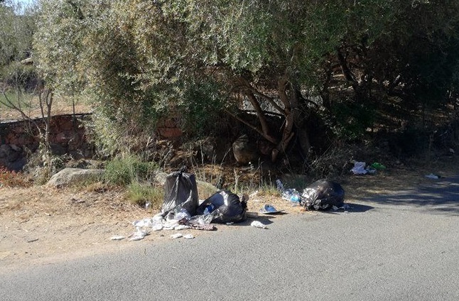 Cartoline di inciviltà da Tortolì. La strada che conduce al Golfetto ridotta a discarica