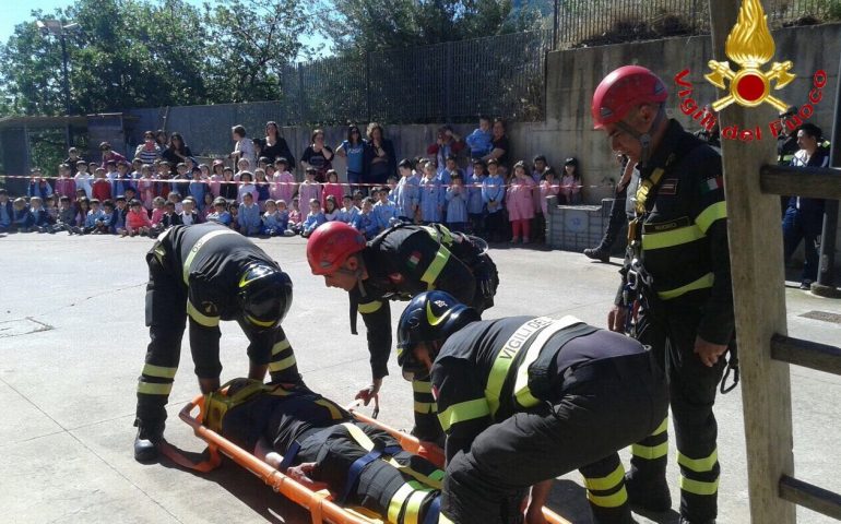 Le scolaresche di Gairo e Lanusei a lezione di sicurezza dai vigili del fuoco