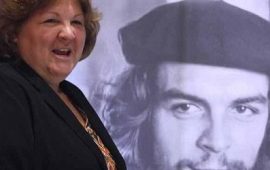 Aleida Guevara con la foto del padre il Che – Foto Alchetron