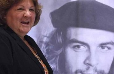 Aleida Guevara con la foto del padre il Che – Foto Alchetron