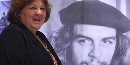 Aleida Guevara con la foto del padre il Che – Foto Alchetron