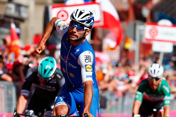 Giro d’Italia, nella Tortolì-Cagliari ne succedono di tutti i colori e sul traguardo di via Roma si impone Fernando Gaviria che è anche la nuova maglia rosa