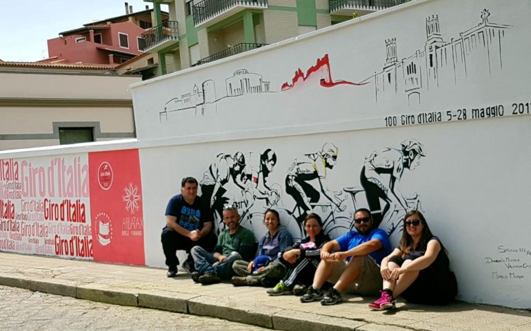 Arbatax, omaggio al Giro d’Italia con il Murale di “Vele Corsare”