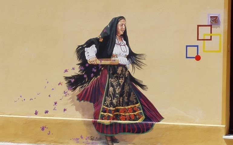 La mano esperta di Pina Monne completa il nuovo murale di San Gavino, tra tradizioni e valori ancora pulsanti