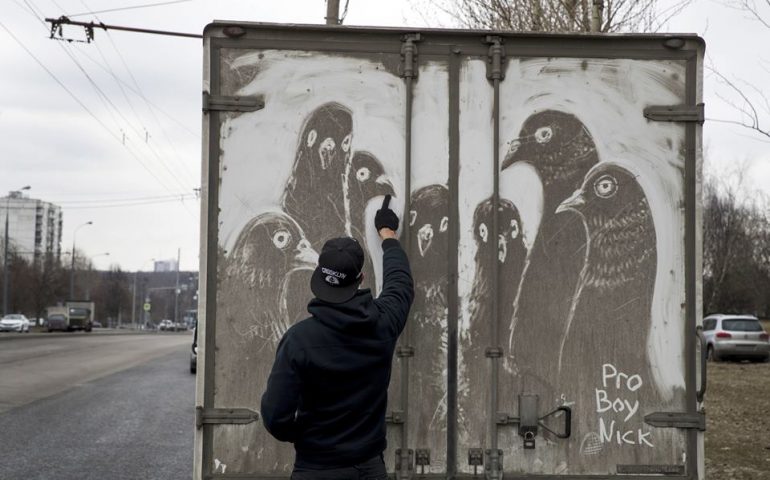 Street Art con polvere e sporcizia: le opere di un artista russo fanno il giro del mondo