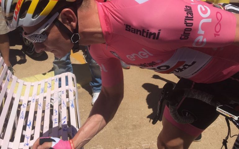 I ciclisti autografano le panchine di Tortolì