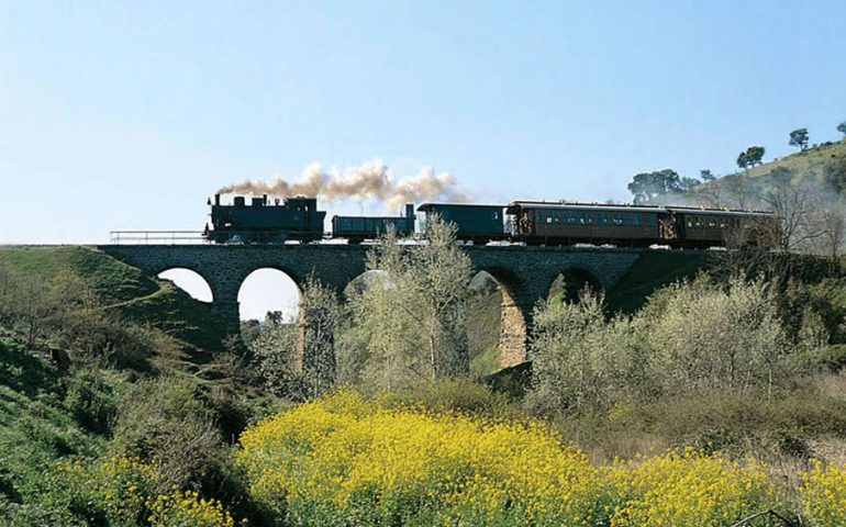 Un altro weekend con il trenino verde da Arbatax a Tortolì. E dal 18 giugno sei tratte tutti i giorni, tranne il martedì