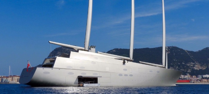 Tappa in Sardegna per A, lo yacht privato e a vela più grande del mondo, che oggi si trovava nelle acque di Porto Cervo