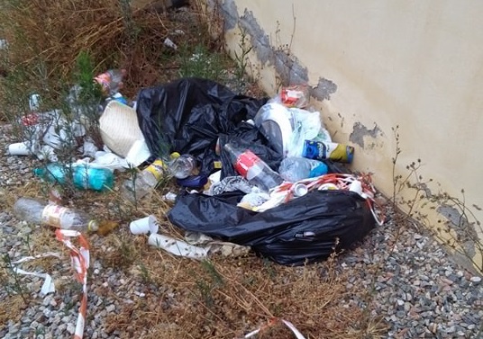 Il campo sportivo di Bari Sardo tra spazzatura e manto erboso distrutto: la rabbia delle mamme dei piccoli calciatori
