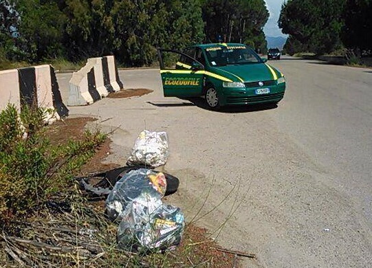 Ancora rifiuti alla Capannina, intervengono le Guardie Ecozoofile